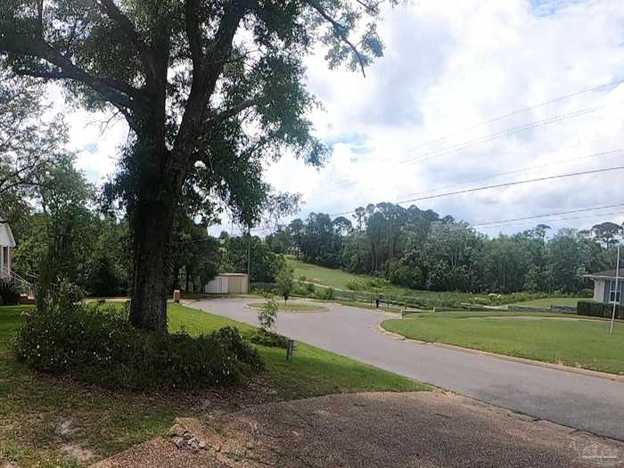 photo 2: 8839 Meadowbrook Dr, Pensacola FL 32514