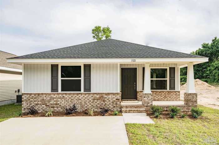 photo 1: 8018 Westpointe Ln, Pensacola FL 32506