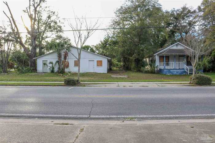 photo 1: 2401 N E St, Pensacola FL 32501