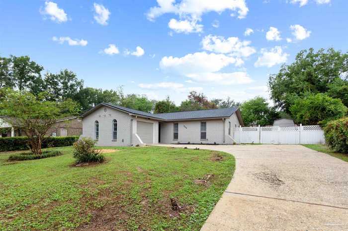 photo 1: 3054 English Oak Cir, Pensacola FL 32526