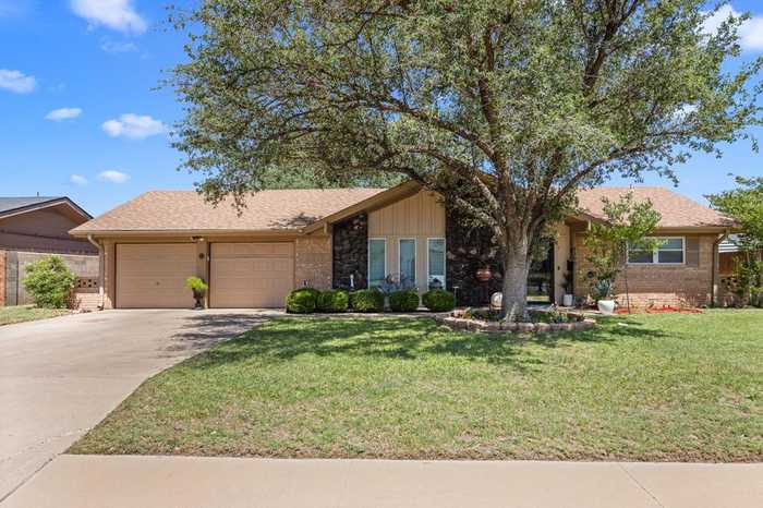 photo 1: 3306 Windsor Dr, Midland TX 79707