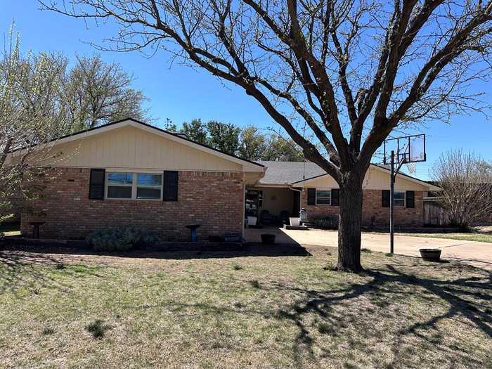 photo 1: 506 SW 18th St, Seminole TX 79360