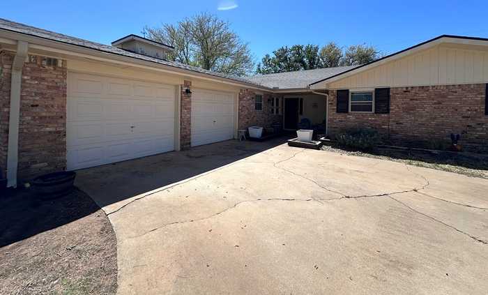 photo 2: 506 SW 18th St, Seminole TX 79360