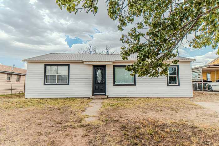 photo 1: 605 NW Ave H, Seminole TX 79360