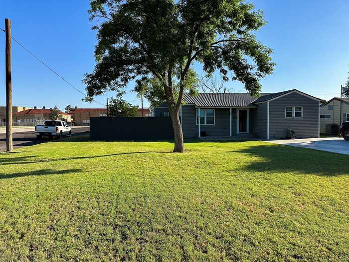 photo 2: 608 SW Ave D, Seminole TX 79360