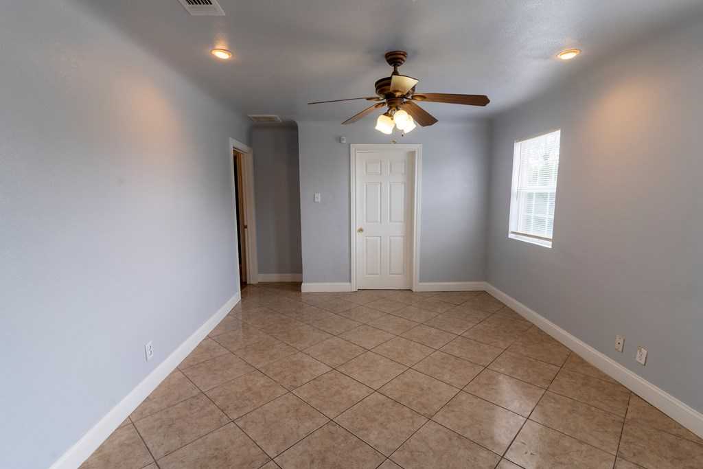 photo 2: 1114 E Nobles Ave, Midland TX 79706