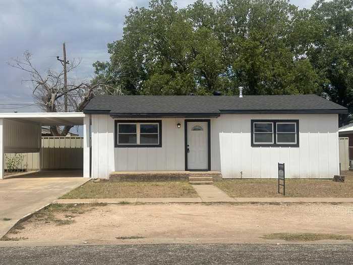 photo 1: 406 SW Ave H, Seminole TX 79360