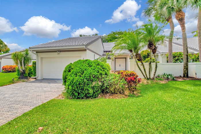 photo 1: 7 Clubhouse Lane, Boynton Beach FL 33436