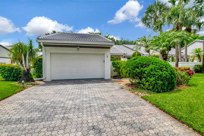 photo 2: 7 Clubhouse Lane, Boynton Beach FL 33436