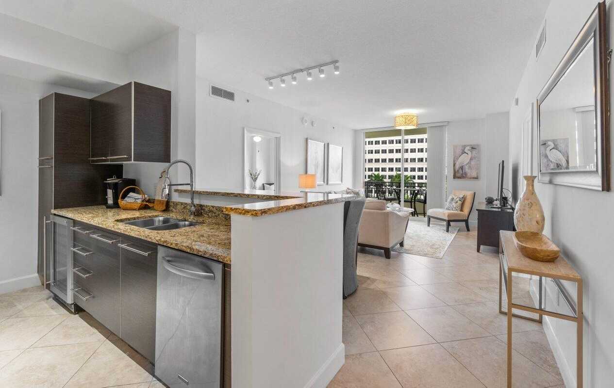 photo 3: 550 Okeechobee Boulevard Unit 504, West Palm Beach FL 33401