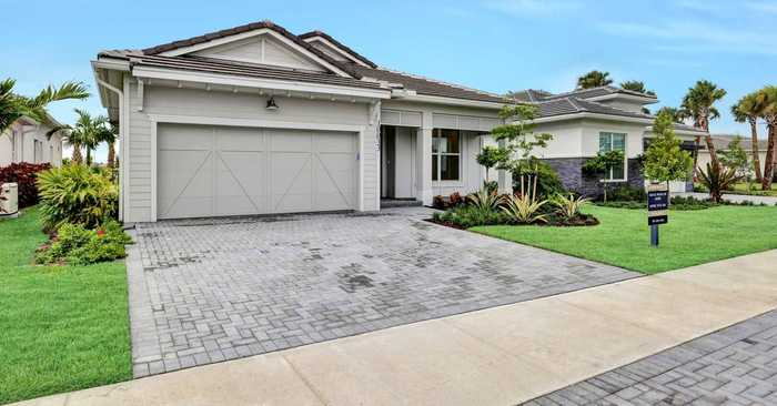 photo 1: 10033 Driftwood Way, Palm Beach Gardens FL 33412