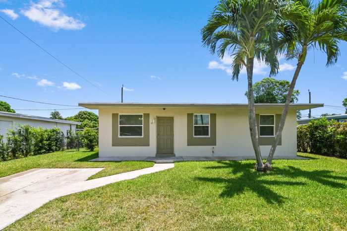 photo 1: 58 Barbados Drive, Palm Springs FL 33461