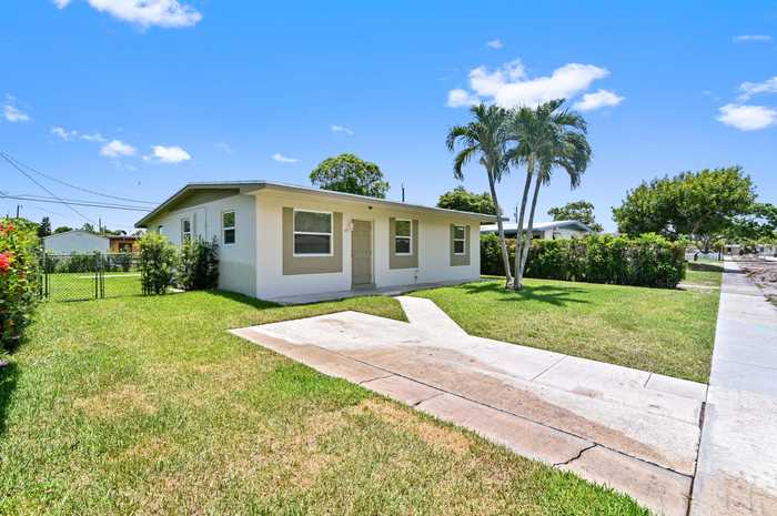 photo 2: 58 Barbados Drive, Palm Springs FL 33461