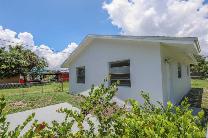 photo 1: 517 Douglas Court, Fort Pierce FL 34950