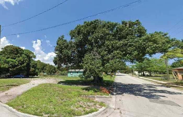 photo 9: 2302 Canal Terrace, Fort Pierce FL 34950