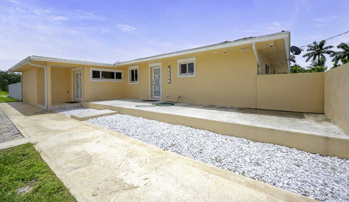 photo 1: 334 Avenue I Avenue, Belle Glade FL 33430