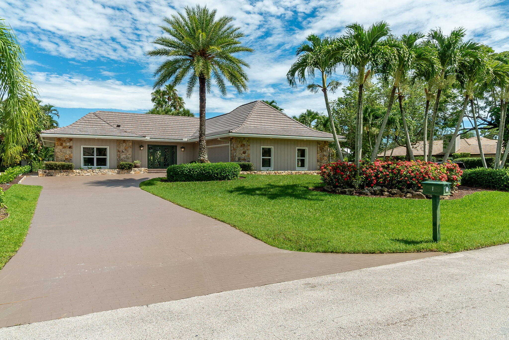 photo 1: 1 Banchory Court, Palm Beach Gardens FL 33418