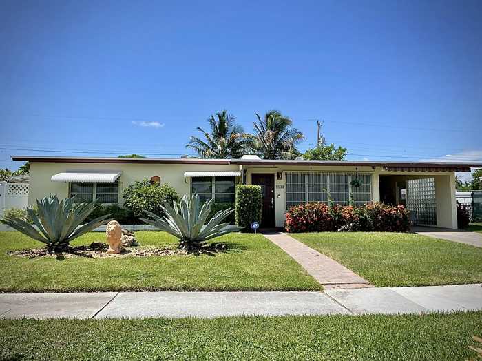 photo 1: 133 Greenbrier Drive, Palm Springs FL 33461