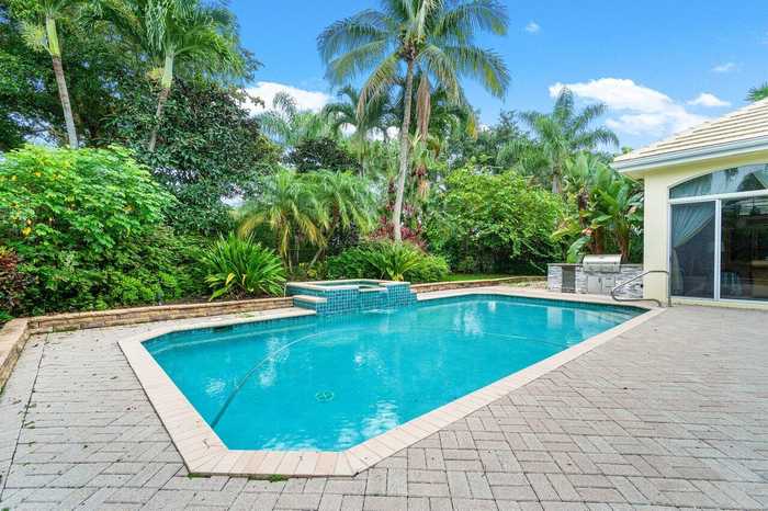 photo 2: 122 Chasewood Circle, Palm Beach Gardens FL 33418