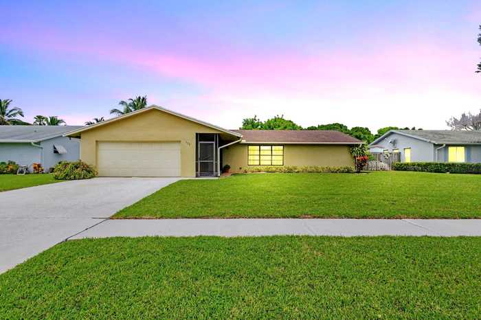 photo 1: 122 Martin Circle, Royal Palm Beach FL 33411