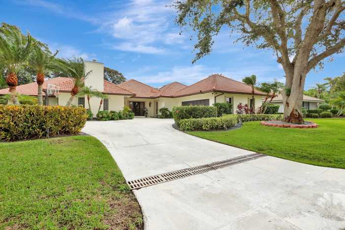 photo 1: 2 Durness Court, Palm Beach Gardens FL 33418