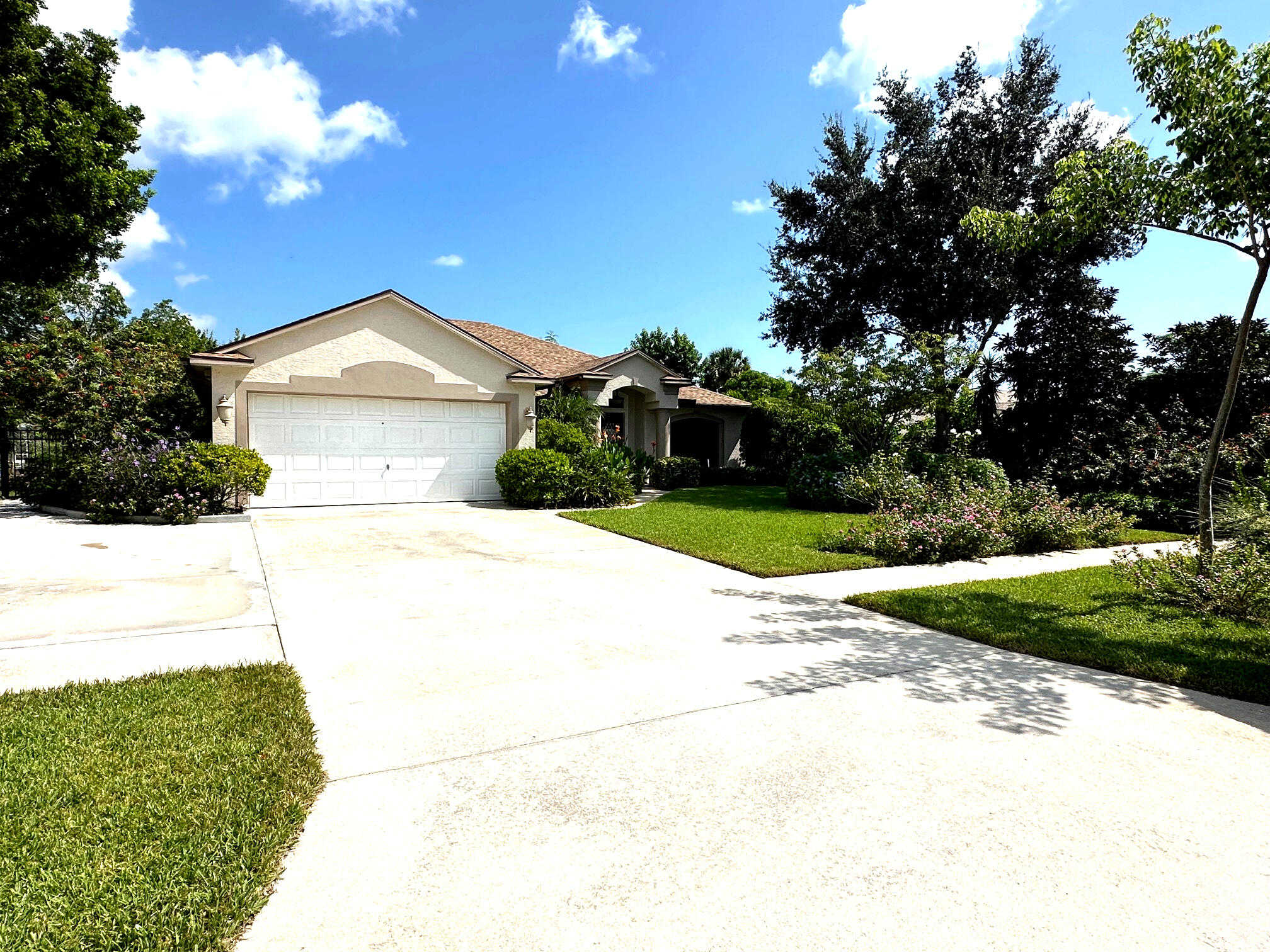 photo 3: 422 Camelot Drive, Port Saint Lucie FL 34983