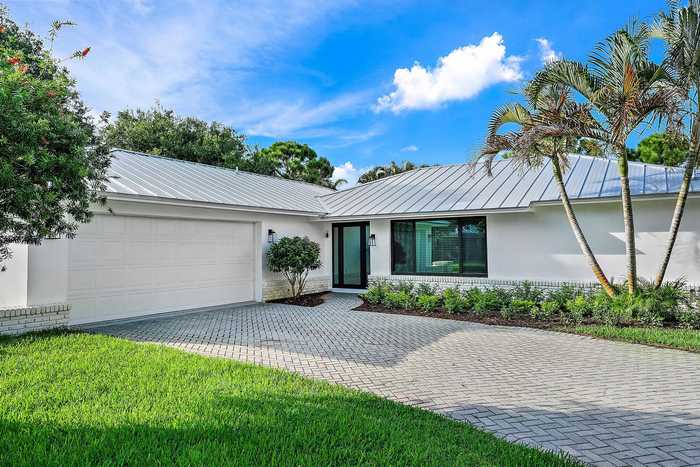 photo 2: 10384 Coconut Lane, Hobe Sound FL 33455