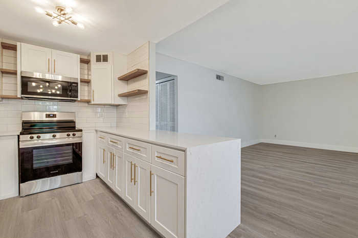 photo 1: 111 Lake Avenue Unit 7, Lake Worth Beach FL 33460