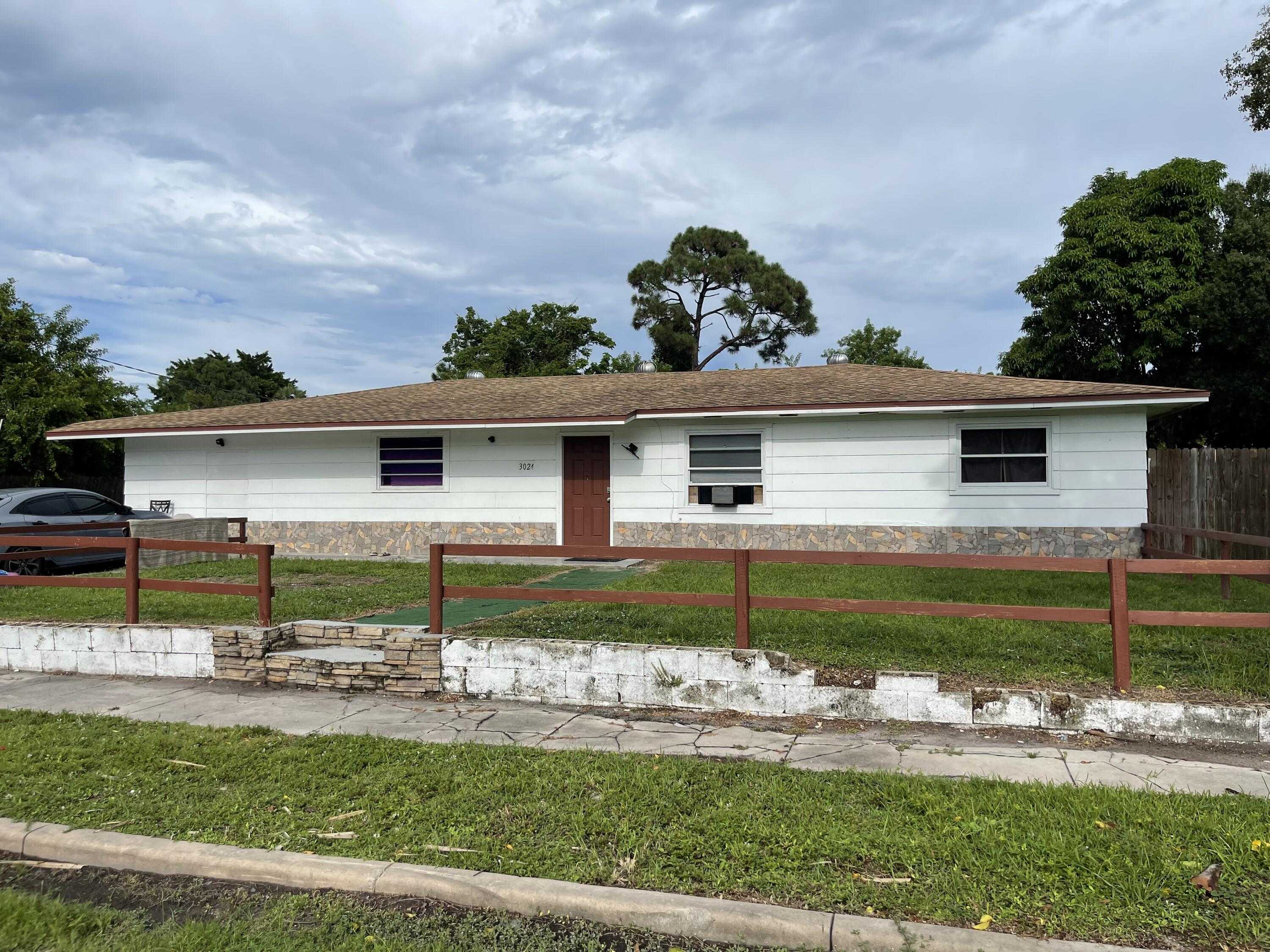 photo 1: 3024 Dixie Boulevard, Fort Pierce FL 34946