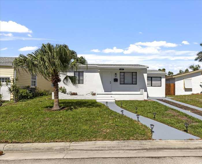 photo 2: 1227 Ocean Breeze, Lake Worth Beach FL 33460