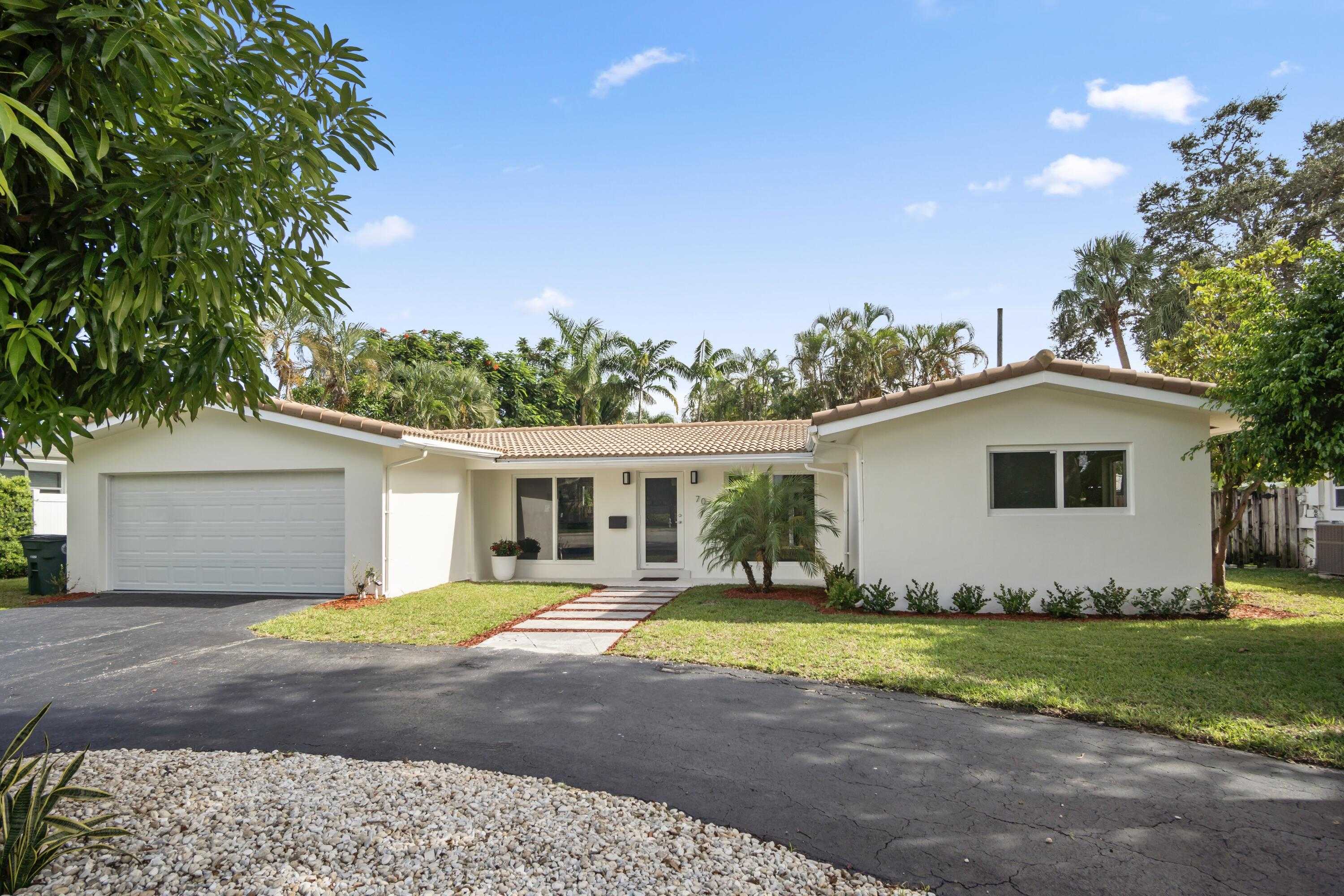 photo 2: 700 Camino Real, Boca Raton FL 33486