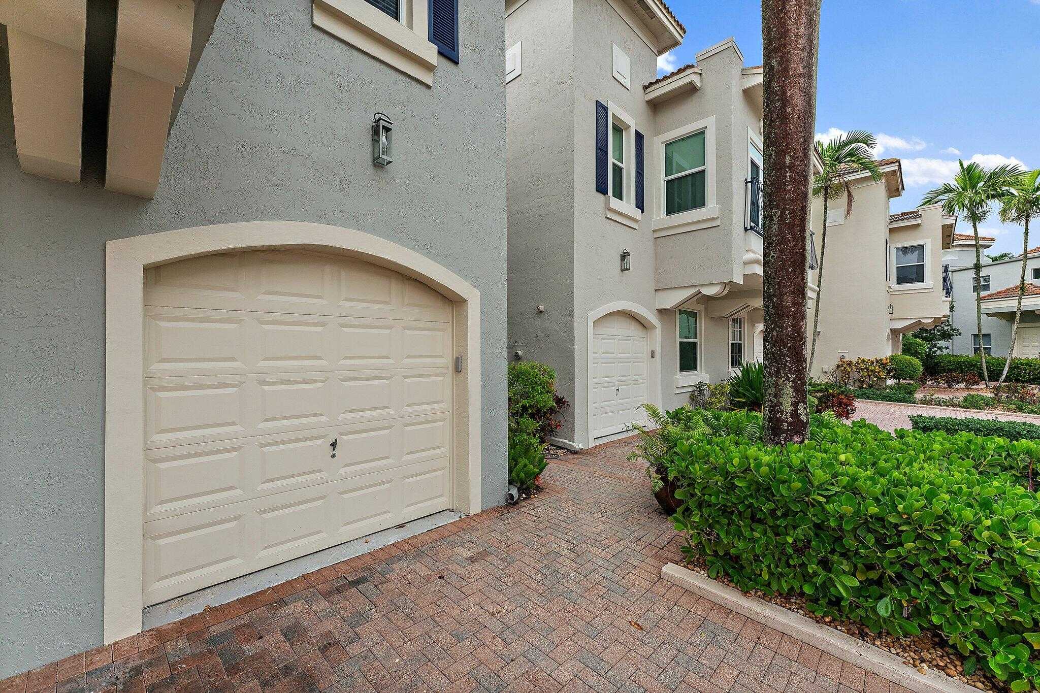 photo 3: 404 Resort Lane, Palm Beach Gardens FL 33418