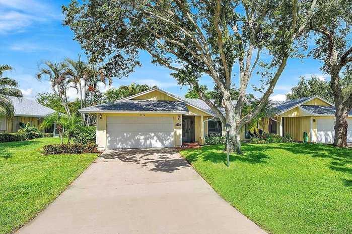 photo 2: 12776 Pinehurst Court, Hobe Sound FL 33455