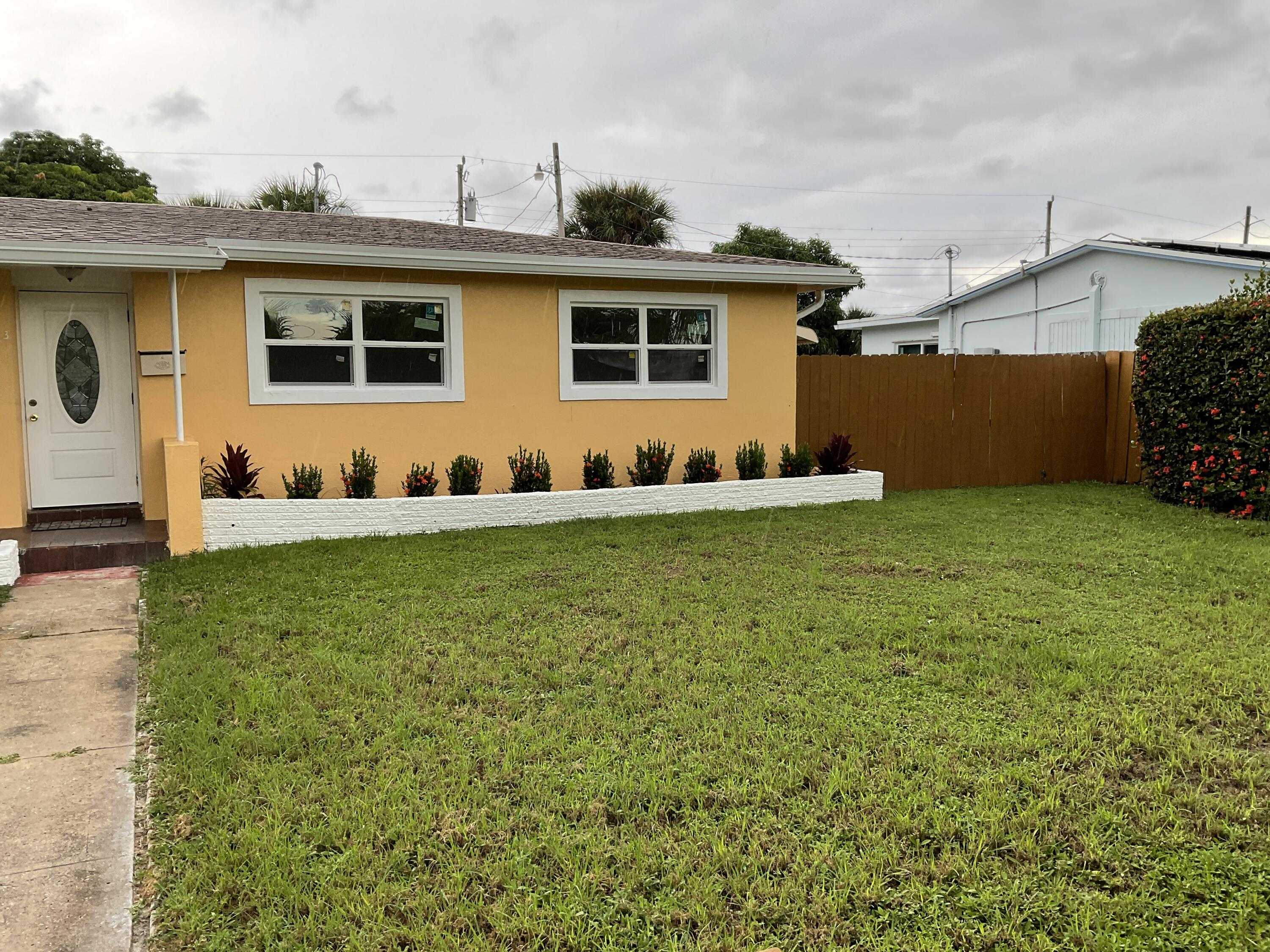 photo 3: 723 Evergreen Drive, Lake Park FL 33403