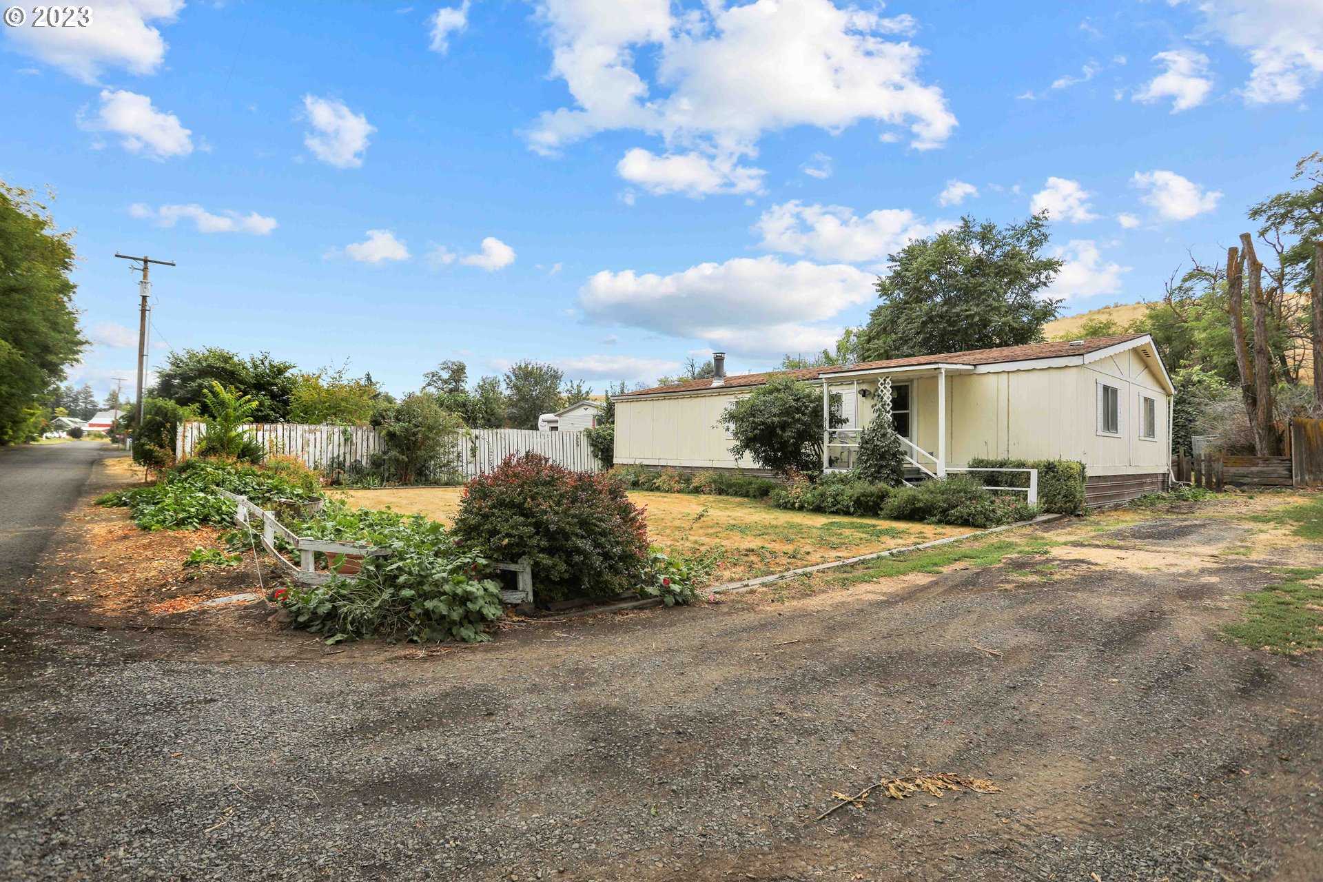 photo 1: 512 SANDON ST, Wasco OR 97065