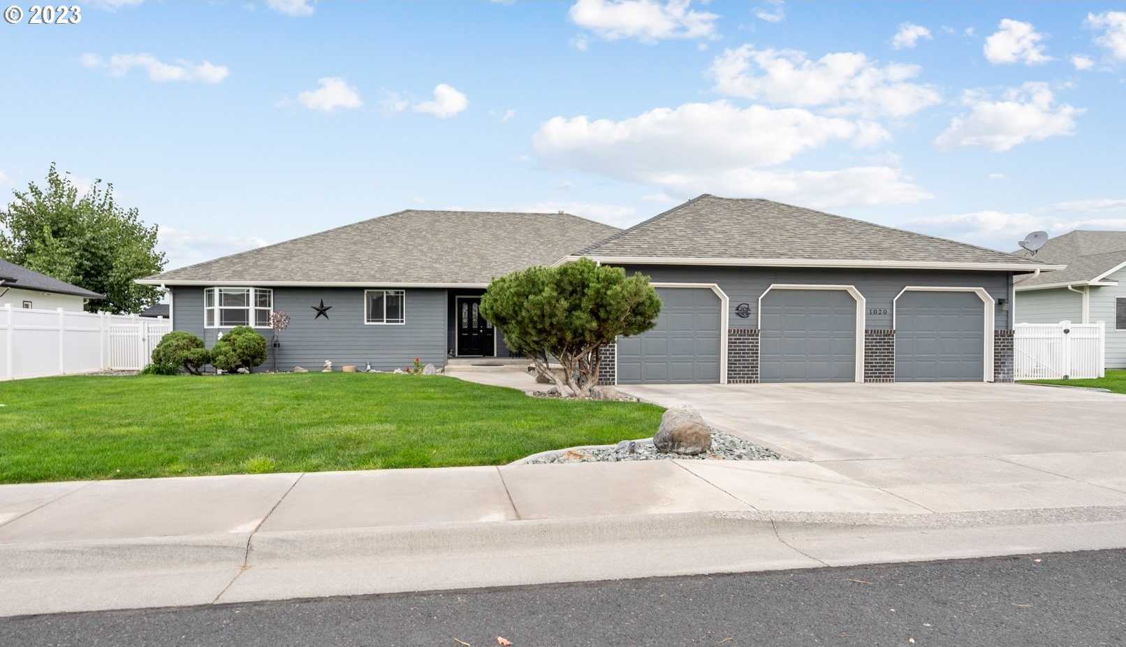 photo 1: 1020 SW 19TH CT, Hermiston OR 97838