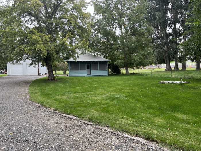 photo 1: 775 SE 10TH ST, Hermiston OR 97838