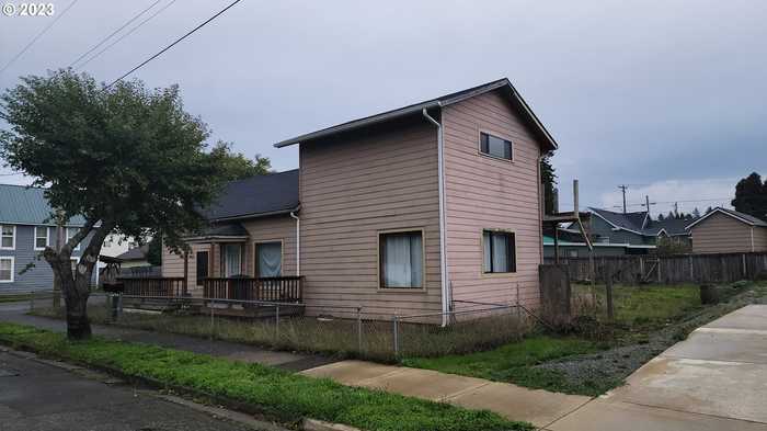 photo 2: 603 4TH ST, Myrtle Point OR 97458