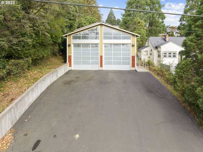 photo 2: 1211 W MARINE DR, Astoria OR 97103