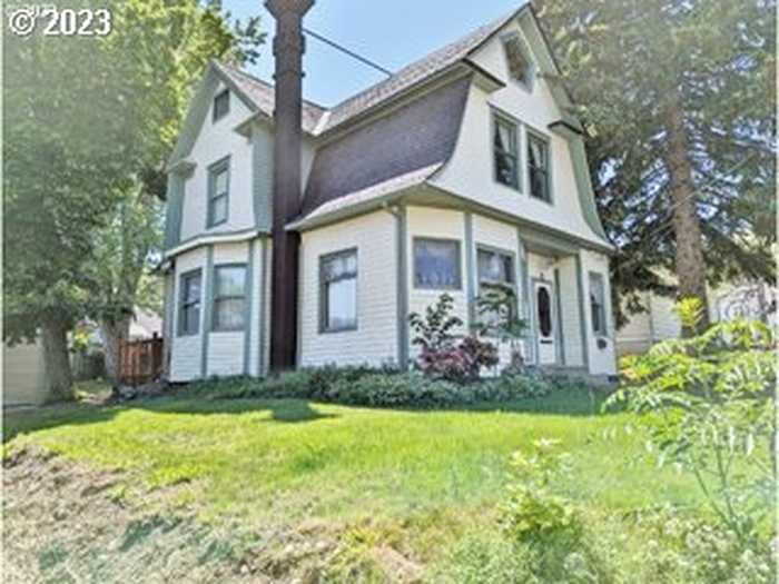 photo 1: 404 SPRING AVE, La Grande OR 97850