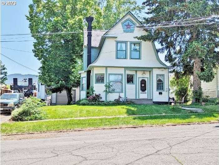 photo 2: 404 SPRING AVE, La Grande OR 97850