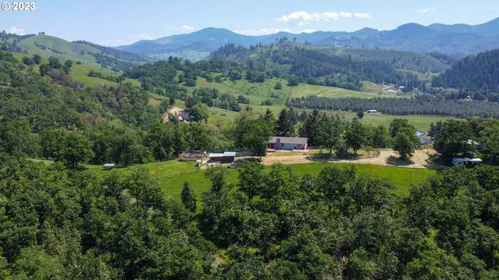 photo 1: 634 CATTLE DR, Roseburg OR 97470