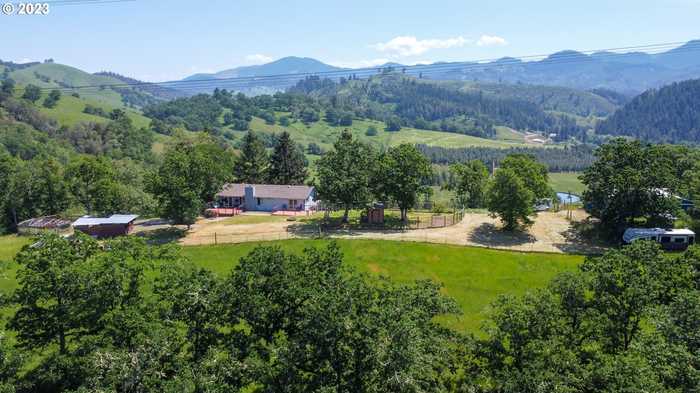 photo 2: 634 CATTLE DR, Roseburg OR 97470