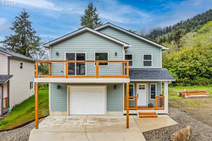 photo 1: 711 VINE MAPLE LN, Garibaldi OR 97118