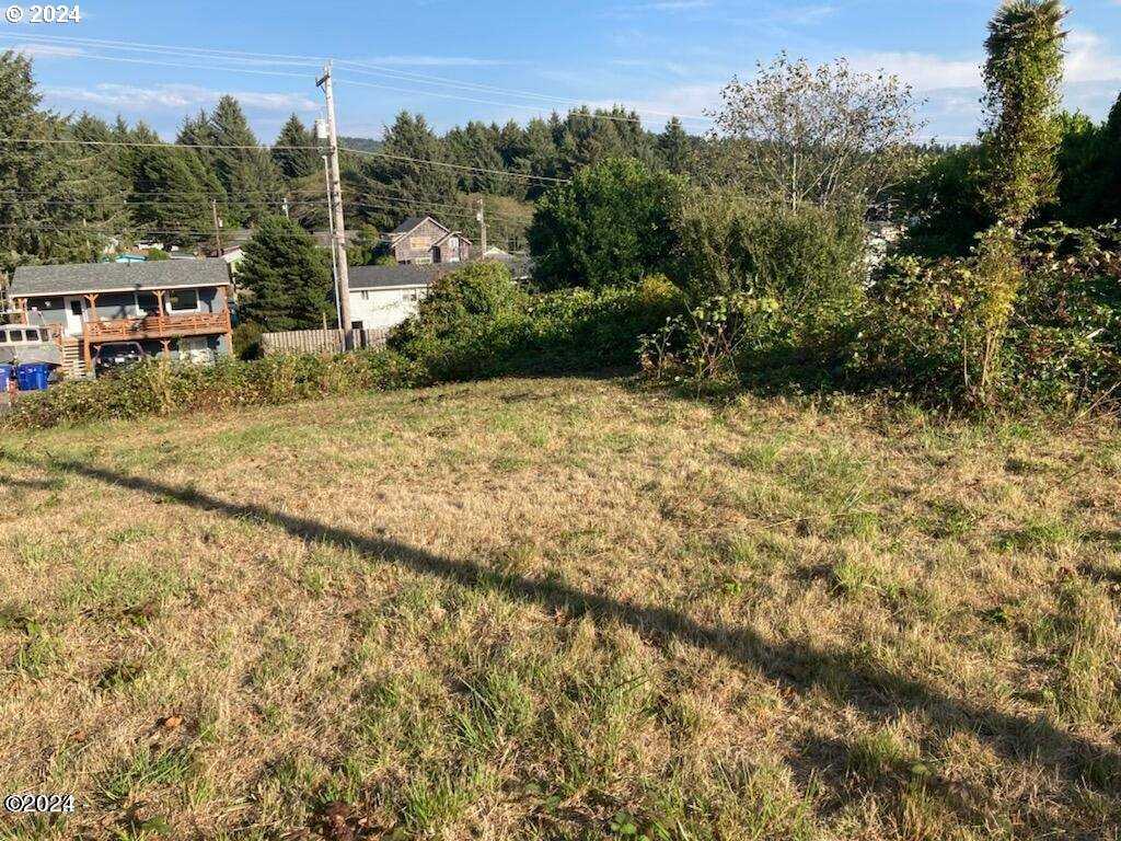 photo 1: 400 SE Williams ST, Depoe Bay OR 97341