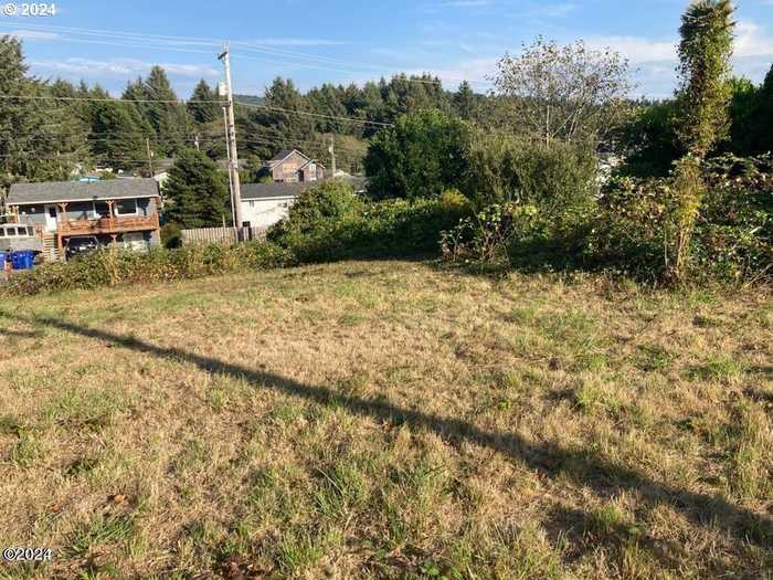 photo 1: 400 SE Williams ST, Depoe Bay OR 97341