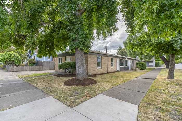 photo 1: 342 NW 11TH ST, Corvallis OR 97330