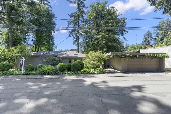 photo 1: 2588 SW RAVENSVIEW DR, Portland OR 97201