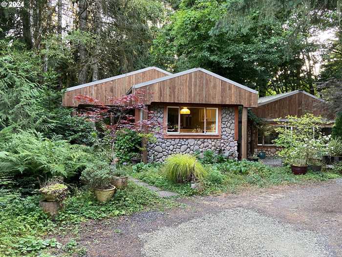 photo 1: 15216 Creekview Ln LN, Vernonia OR 97064