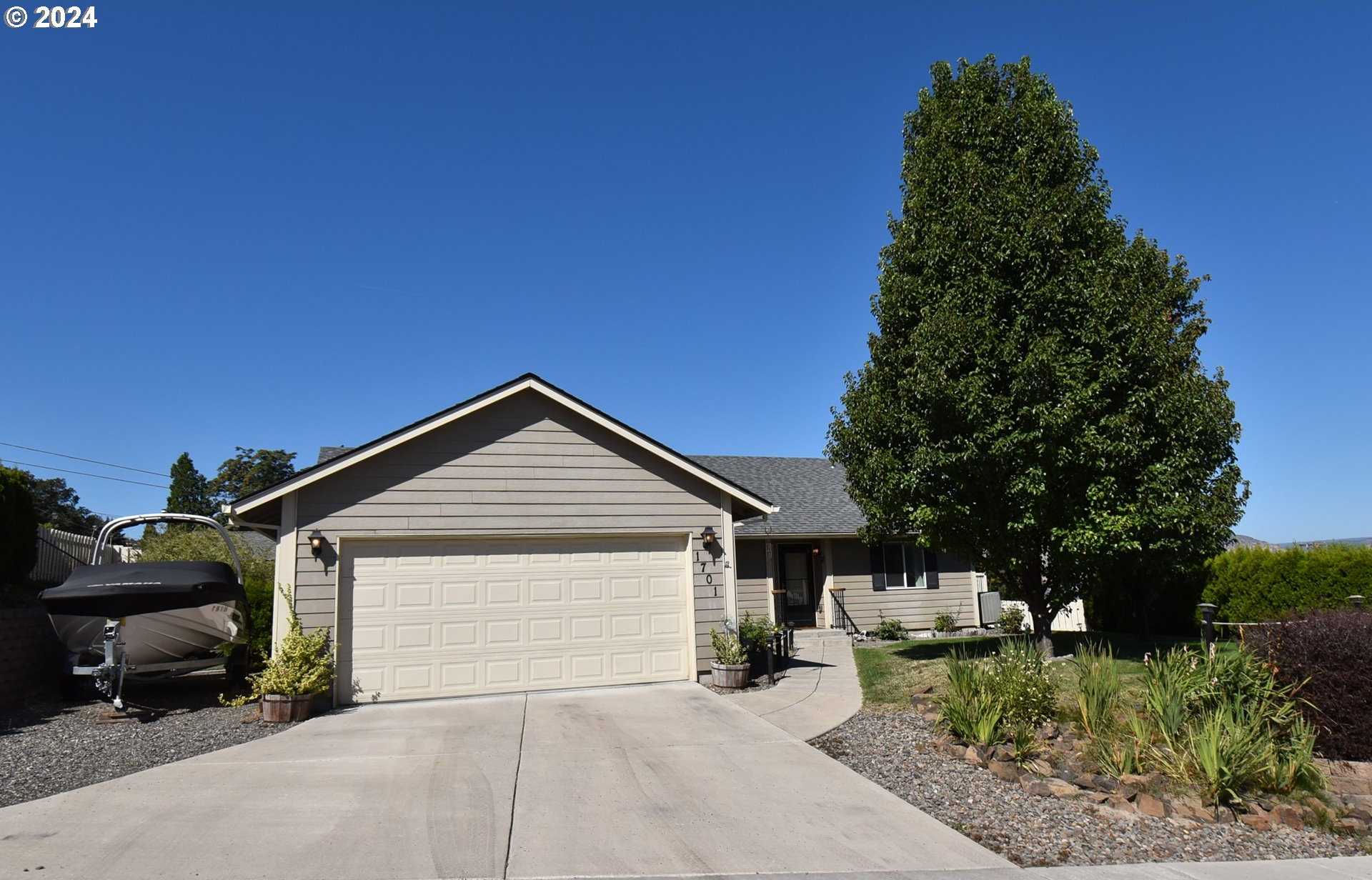 photo 2: 1701 OAKWOOD DR, The Dalles OR 97058